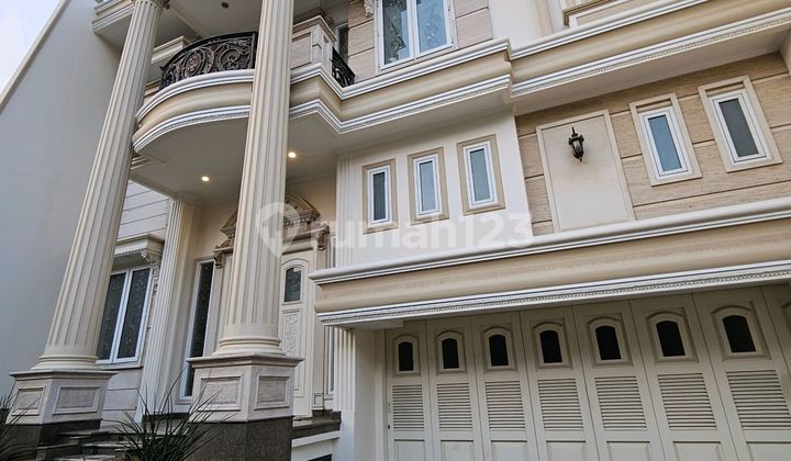 Terbaik di Kelasnya Rumah American Classic Green Garden Jakarta Barat