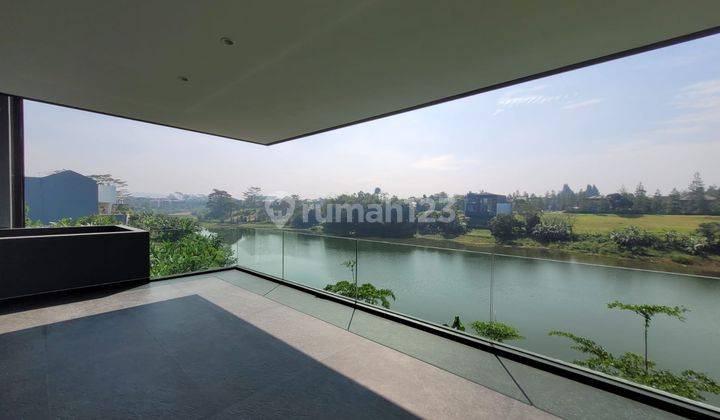 Rumah Bagus, Ada Kolam Renang View Danau di Kota Baru Parahyangan 1