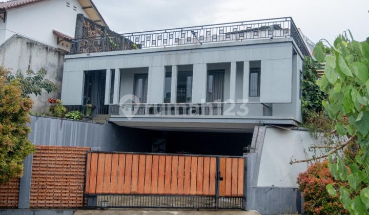 Tropical Courtyard Minimalist House, Furnished. Suitable for a Residence or Villa. Within a Compound, in Setiabudi Bandung.