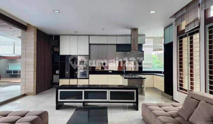 Rumah Mewah Ternyaman dengan Kolam Renang di Setraduta Hegar