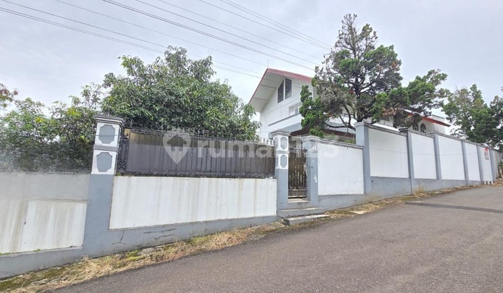 Wide Land-Calculated House in Cipaganti Bandung, Strategic Area, 52 Meters Front Width. Easy Access to City Center