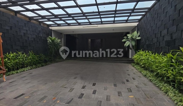 Rumah Tengah Kota Bandung dekat Gedung Sate, Dago, Riau Cocok Untuk Rumah, Kantor, Coffe Shop, Lokasi di Mainroad Dekat Stasiun Kereta Kebon Kawung