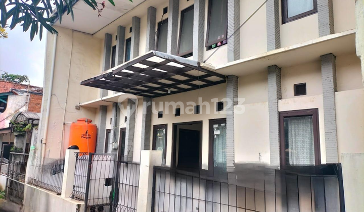 tampak depan dijual rumah kost aktif dekat