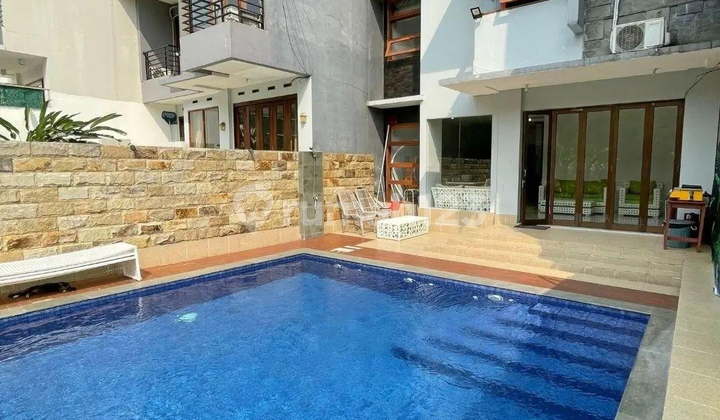 Rumah Villa Dengan Private Pool, View Bukit di Dago Pakar Bandung