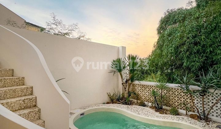 Villa with 4 Units in One Area, Ideal for Airbnb in Dago, Bandung City. Features Jacuzzi and Pool.