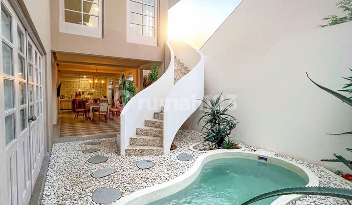 Villa with 4 Units in One Area, Ideal for Airbnb in Dago, Bandung City. Features Jacuzzi and Pool.