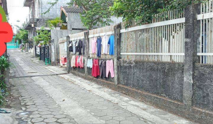 Rumah di Mantrijeron, Kodya Yogyakarta, dekat dg PASTY (Pasar Satwa & Tanaman Hias).Pagar besi tinggi 2,5 meter. 2