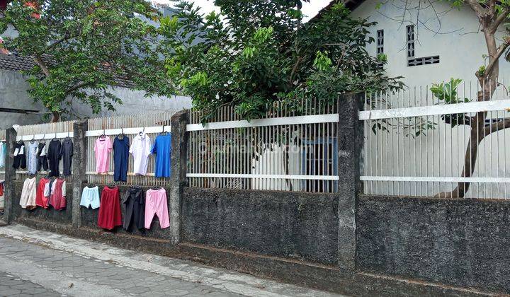 Rumah di Mantrijeron, Kodya Yogyakarta, dekat dg PASTY (Pasar Satwa & Tanaman Hias).Pagar besi tinggi 2,5 meter. 1