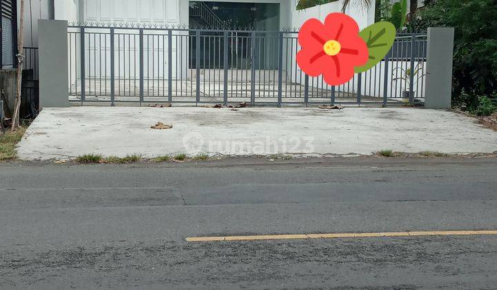 Gudang baru, siap pakai.Lengkap dg kantor, 2 lantai.Bentuk tanah ngantong.Akses mudah, dekat Ringroad Selatan. 1