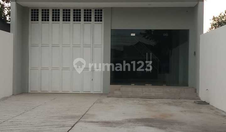 Gudang baru, siap pakai.Lengkap dg kantor, 2 lantai.Bentuk tanah ngantong.Akses mudah, dekat Ringroad Selatan. 2