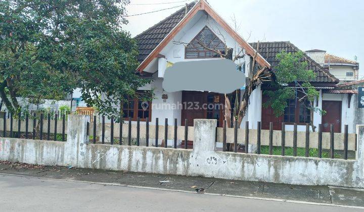 Rumah mepet UGM & UNY.Halaman depan & belakang luas.Multifungsi.Cck utk t4 tinggal, kost2an, homestay, ataupun utk usaha apapun sangat menjanjikan krn lokasi strategis & lingkungan kampus/mahasiswa. 1