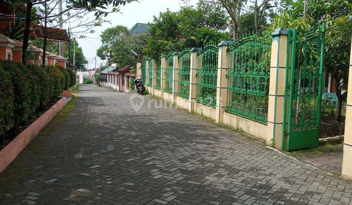 Rumah & kost2-an (aktif/ terisi) 27 kamar dkt UII Jakal, lengkap dg kios/ ruang usaha di bagian depan kost. Jalan kaki sampai kampus UII.Halaman teduh byk pepohonan rindang.Hunian nyaman. 2