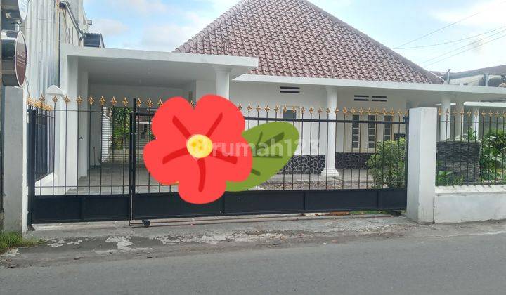 Rumah besar area Yogya tengah, siap pakai.Tipe kolonial, dg 11 kamar. Halaman luas. 1