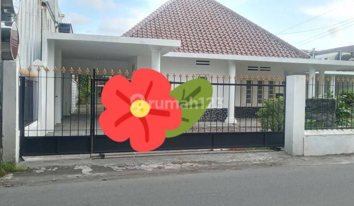 Rumah besar area Yogya tengah, siap pakai.Tipe kolonial, dg 11 kamar. Halaman luas. 3