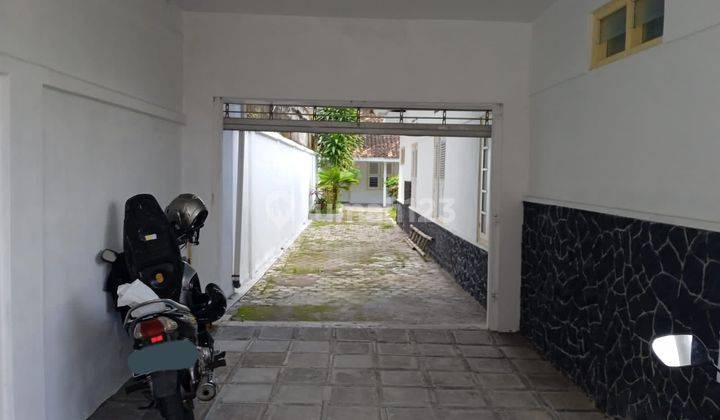 Rumah besar area Yogya tengah, siap pakai.Tipe kolonial, dg 11 kamar. Halaman luas. 7