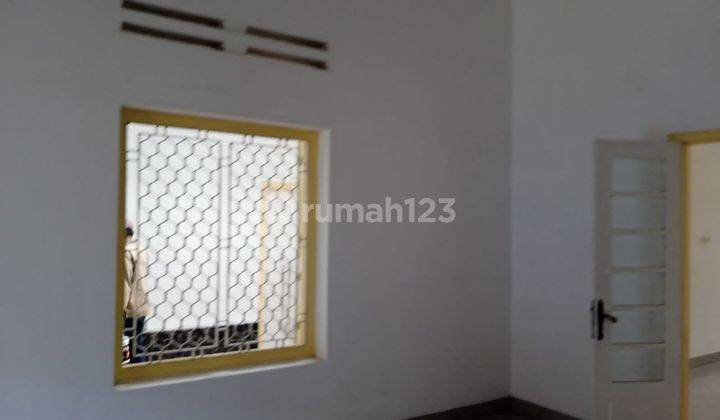 Rumah besar area Yogya tengah, siap pakai.Tipe kolonial, dg 11 kamar. Halaman luas. 10