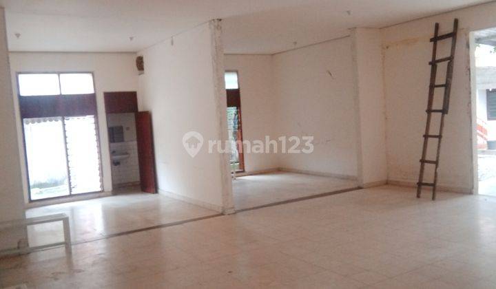 Rumah di Selatan Amplaz, cck untuk usaha & kantor.Parkir luas & teduh pepohonan. 9