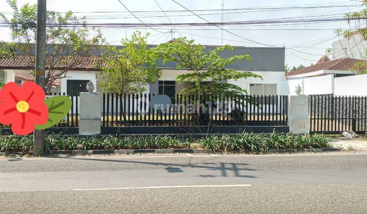 Rumah dg halaman luas, siap pakai.Cck untuk kantor, bimbel, klinik, resto, dll.Lokasi strategis di tengah kota Yogyakarta. 1