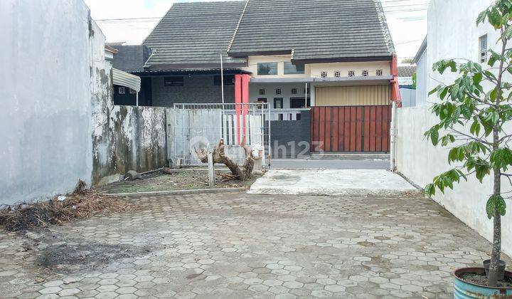 Rumah luas & harga murah, 300 meter di utara Kampus UKRIM, Kadirojo, Purwomartani. LT : 982 m2, Lb : 300 m2, bentuk ngantong. 2