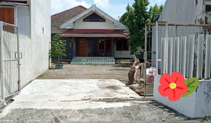 Rumah luas & harga murah, 300 meter di utara Kampus UKRIM, Kadirojo, Purwomartani. LT : 982 m2, Lb : 300 m2, bentuk ngantong. 1