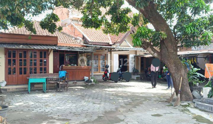 Rumah hitung tanah, 20 meter dari Alun-Alun Kidul. Mangku jalan, ramai, area wisata Yogya yg tidak pernah sepi, lingkungan komersil, pusat kuliner.Cck untuk usaha. LT : 786 m2, SHM. 2