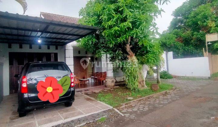 Rumah di Wiyoro, Banguntapan. LT : 300 m2 Lb : 120 m2.Terdiri dari rumah utama dan bangunan di belakang untuk usaha UMKM. Parkir motor di area blkg untuk 20 karywn. 2