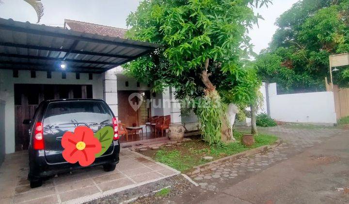 Rumah di Wiyoro, Banguntapan. LT : 300 m2 Lb : 120 m2.Terdiri dari rumah utama dan bangunan di belakang untuk usaha UMKM. Parkir motor di area blkg untuk 20 karywn. 1