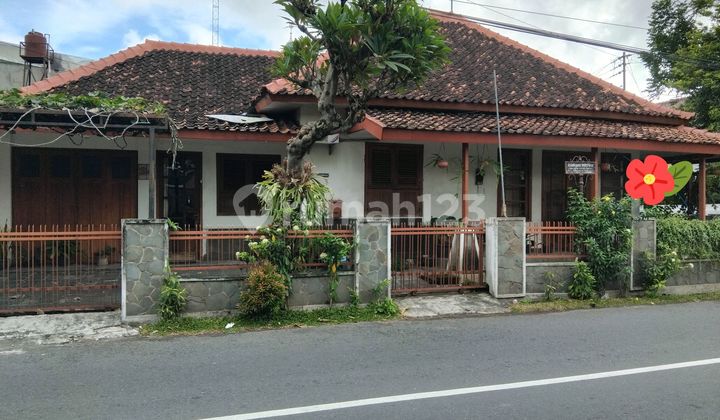 Classic Vintage House in Wirogunan, with Selected Quality Wood, Semi Furnished. Strategic Location in the Center of Yogyakarta City. Suitable for Guesthouse / Homestay. 2