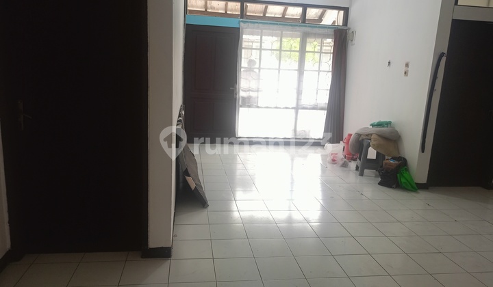 Rumah Hook Strategis Sewa Murah, Area Parkir Luas, Taman Kopo Indah 2