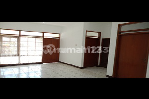 Rumah Siap Huni Jalan Lebar Area Parkir Luas, Taman Kopo Indah