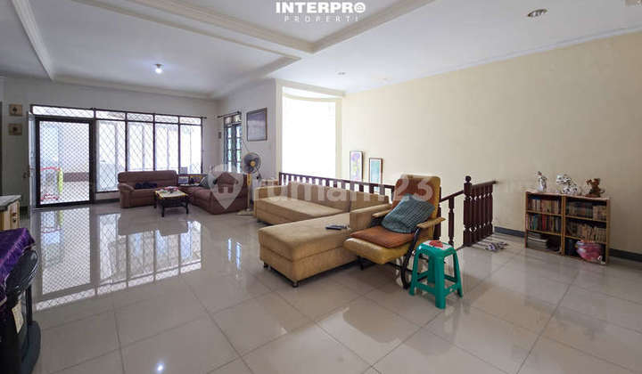 Rumah Dijual Taman Ratu Semi Furnished Hadap Selatan - 257M2