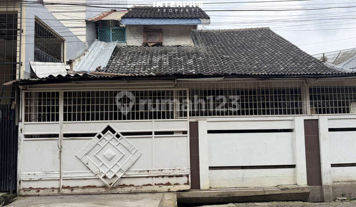 Rumah Hook Dijual Taman Ratu Cocok Bangun Rumah Baru - Luas 196M2