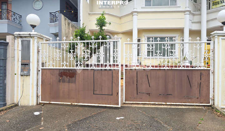 Hook House for Sale Intercon Kebon Jeruk Flood-Free - Land Area 450m2 2