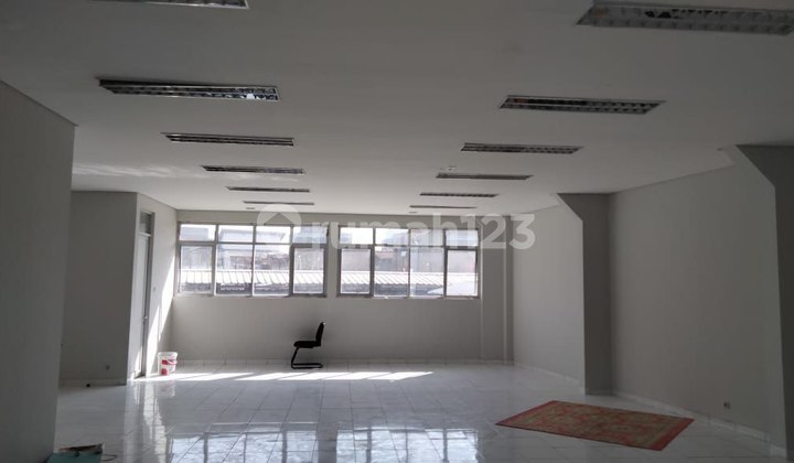 Disewakan Gedung Kantor 3 Lantai Bagus Strategis Ciateul Bandung 2