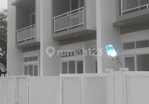 Rumah Gress 2Lantai Dalam Komplek Cisanten Kulon Arcamanik.