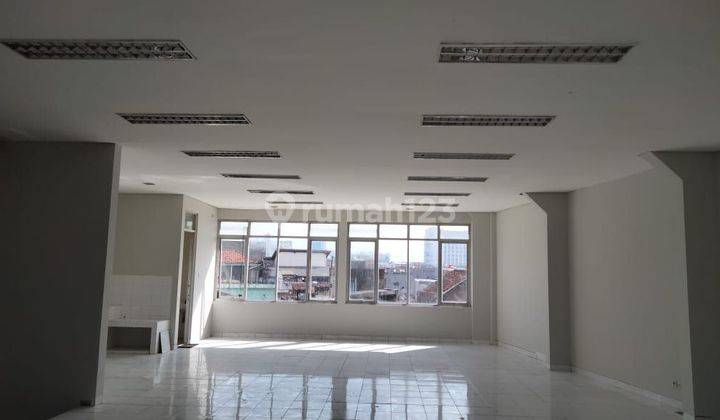 Disewakan Gedung Kantor 3 Lantai Bagus Strategis Ciateul Bandung 1