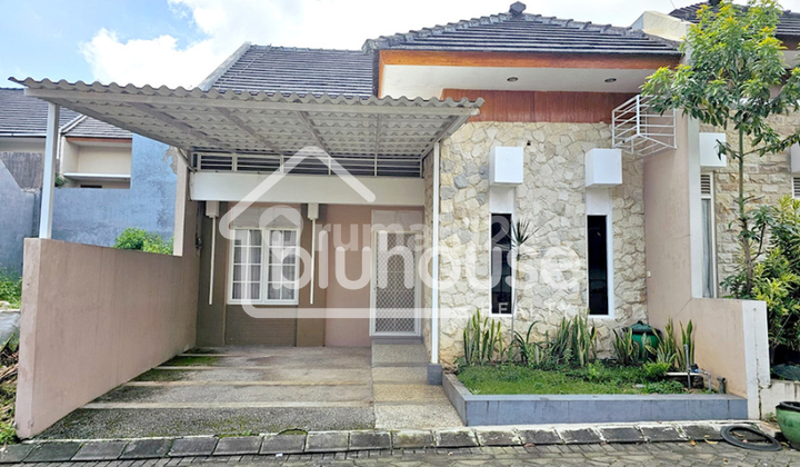 3-Bedroom Semi-Furnished House in Kusuma Pesanggrahan Batu Tourist Area 3-Bedroom Semi-Furnished House in Kusuma Pesanggrahan Batu Tourist Area