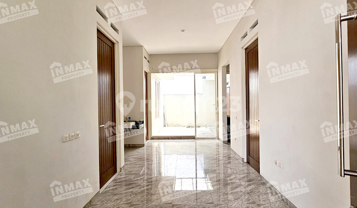 Ready-to-Occupy 3-Bedroom House Well-Maintained Building in Ijen Nirwana. 2