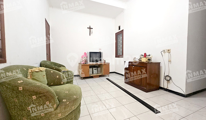 Well-Maintained 4 Bedroom 2 Bathroom House in PBI Araya