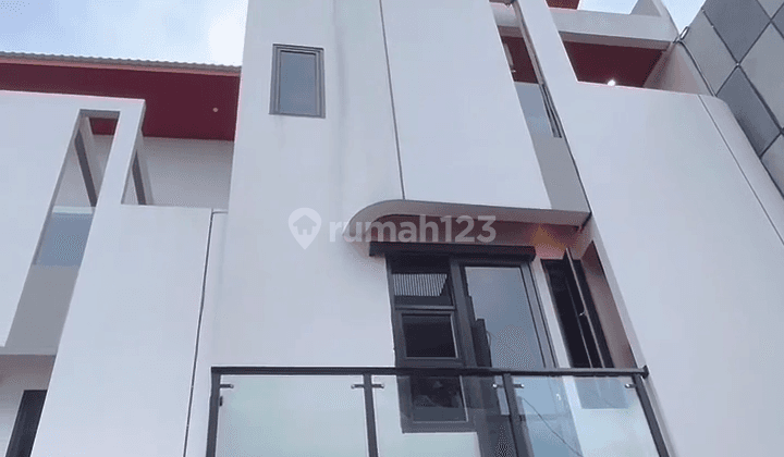 Strategis Di Pusat Kota Jakarta. Rumah 2 Lantai Plus Rooftop, Cluster, Utan Kayu Matraman Jakarta. Akses Terbaik: 15 Menit Ke Rumah Sakit Rscm, 10 Menit Ke Jalan Salemba, 20 Menit Ke Pasar Senen, 15 Menit Ke Pasar Jatinegara 2