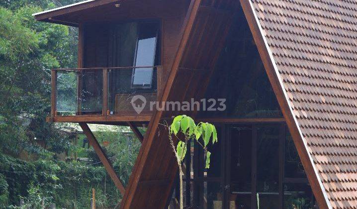 Rumah villa kayu vintage baru di Puncak Bogor, jaminan kualitas kayu 20tahun. Sudah SHM, IMB. Fasilitas kolam renang dan kolam ikan pribadi tiap. Cluster one gate system. Lokasi dekat jalan alternatif ke Taman Safari Bogor.Tersedia taman dan sungai kecil  3