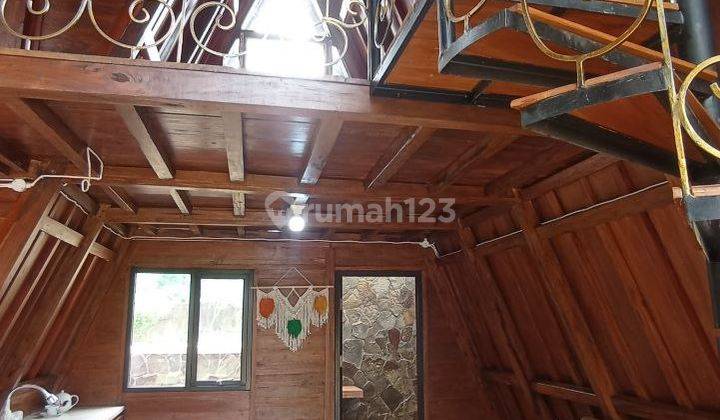Rumah villa kayu vintage baru di Puncak Bogor, jaminan kualitas kayu 20tahun. Sudah SHM, IMB. Fasilitas kolam renang dan kolam ikan pribadi tiap. Cluster one gate system. Lokasi dekat jalan alternatif ke Taman Safari Bogor.Tersedia taman dan sungai kecil  11