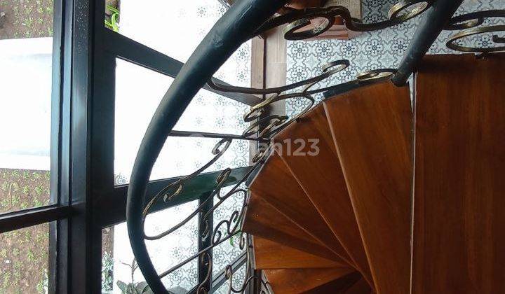 Rumah villa kayu vintage baru di Puncak Bogor, jaminan kualitas kayu 20tahun. Sudah SHM, IMB. Fasilitas kolam renang dan kolam ikan pribadi tiap. Cluster one gate system. Lokasi dekat jalan alternatif ke Taman Safari Bogor.Tersedia taman dan sungai kecil  16