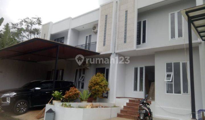 Cluster rumah townhouse berbatasan dengan Cijantung Jakarta Timur dan Lenteng Agung Jakarta Selatan. 2 Lantai SHM. Akses: 8 menit ke Stasiun UI,10 menit ke Stasiun UP
,10 menit Pintu Tol Margonda & Tol Cijago,15 menit ke Tol & LRT Cibubur Junction
 1