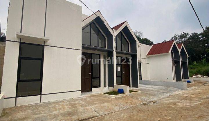 Rumah baru, cluster one gate, Cipayung Depok, SHM. Plus ruang mezzanine  Akses Strategis :
6 menit ke jalan raya, 9 menit ke GDC,10 menit ke stasiun KRL Depok Lama 1