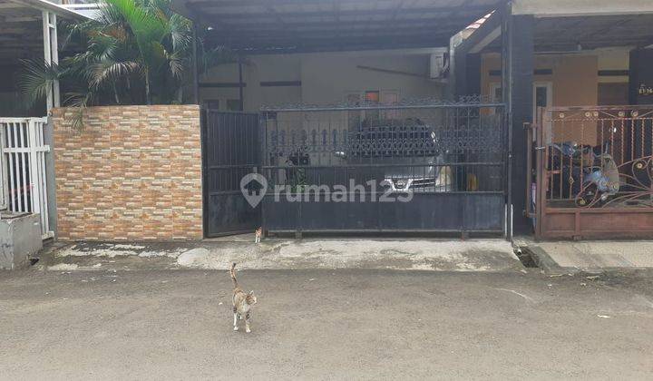 Rumah 2 Lantai SHM Bagus di cluster Cipadu Tangerang kota. Strategis cukup jalan kaki ke jalan raya jalur angkot. 5 menit ke halte Trans Jakarta 10 menit tol JORR,

dekat RS, supermarket, pasar . 
 2