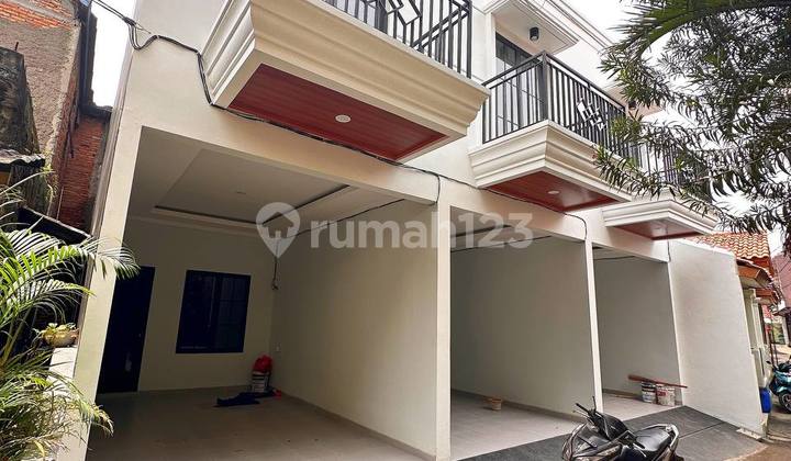 For Sale: Beautiful, Comfortable, and Strategic House. SHM (Certificate of Ownership).  
- Close to Public and Private Schools, Shops, Offices, and Public Transportation Routes  
- Near Penganten Ali Road  
- Near Ciracas LRT Station  
- 1.4 km to Pasar Rebo Toll Gate 1