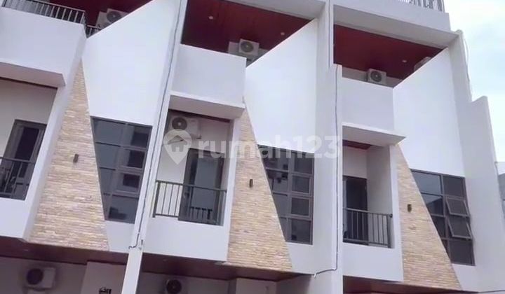 Only 2 Units Left! New Spacious Luxury Homes in a Cluster, Close to Central Jakarta. Strategic Location in the City Center, Rawamangun, Jakarta. SHM (Freehold Title). Modern Millennial Concept. One-Gate System. Near Pulo Gadung Industrial Center. 2