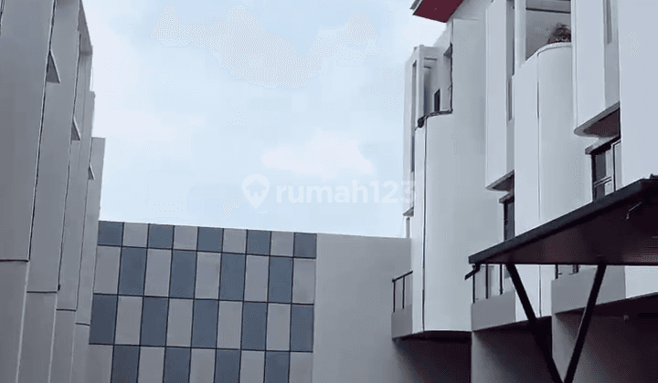 Strategis Di Pusat Kota Jakarta. Rumah 2 Lantai Plus Rooftop, Cluster, Utan Kayu Matraman Jakarta. Akses Terbaik: 15 Menit Ke Rumah Sakit Rscm, 10 Menit Ke Jalan Salemba, 20 Menit Ke Pasar Senen, 15 Menit Ke Pasar Jatinegara 1