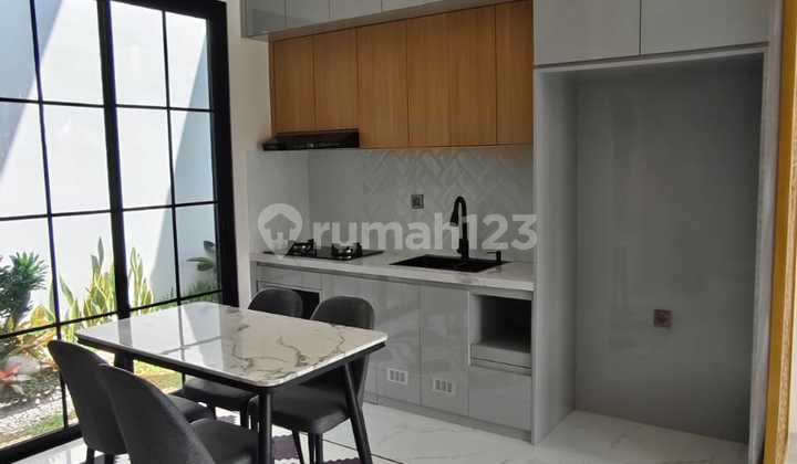 Ada Kolam Renang dan Rooftop. Rumah Mewah, Cantik, Nyaman,. Bebas Banjir, Lingkungan Aman. Perbatasan Jaksel- Tangerang. Dekat dengan Sekolah, Universitas, Pasar, Mall, Rs, Klinik, Rumah Ibadah, Tol ke Bandara. Akses Terbaik ke Jakarta dan Tangerang, 2